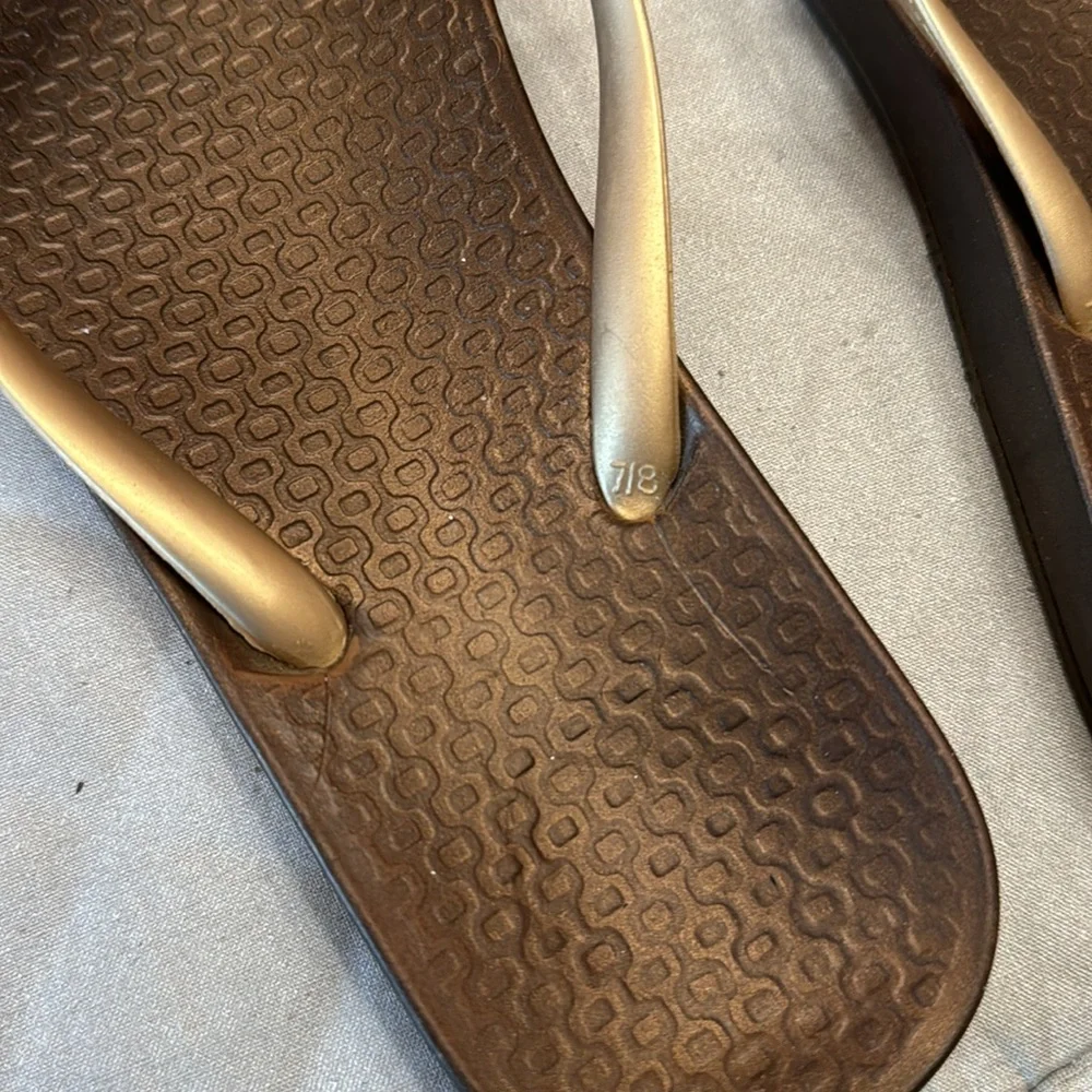 Ipanema Flip flops Size 8-8 1/2 Gold thongs w/bronze bottom. EUC - Picture 4 of 5